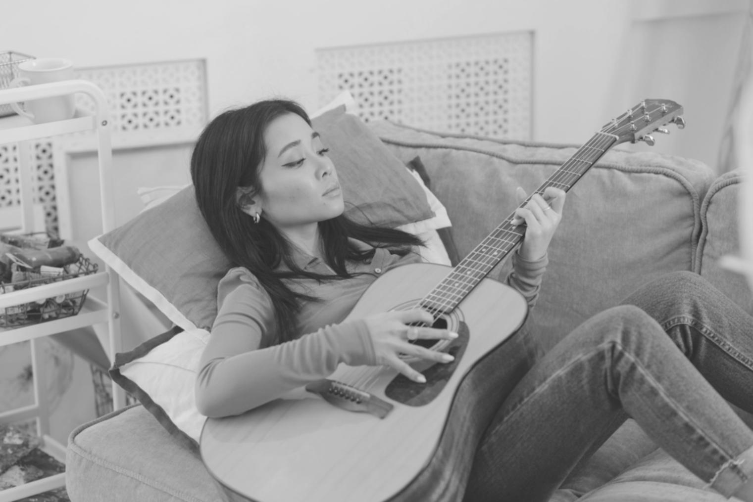 Atelier d'improvisation musicale en groupe avec instruments variés