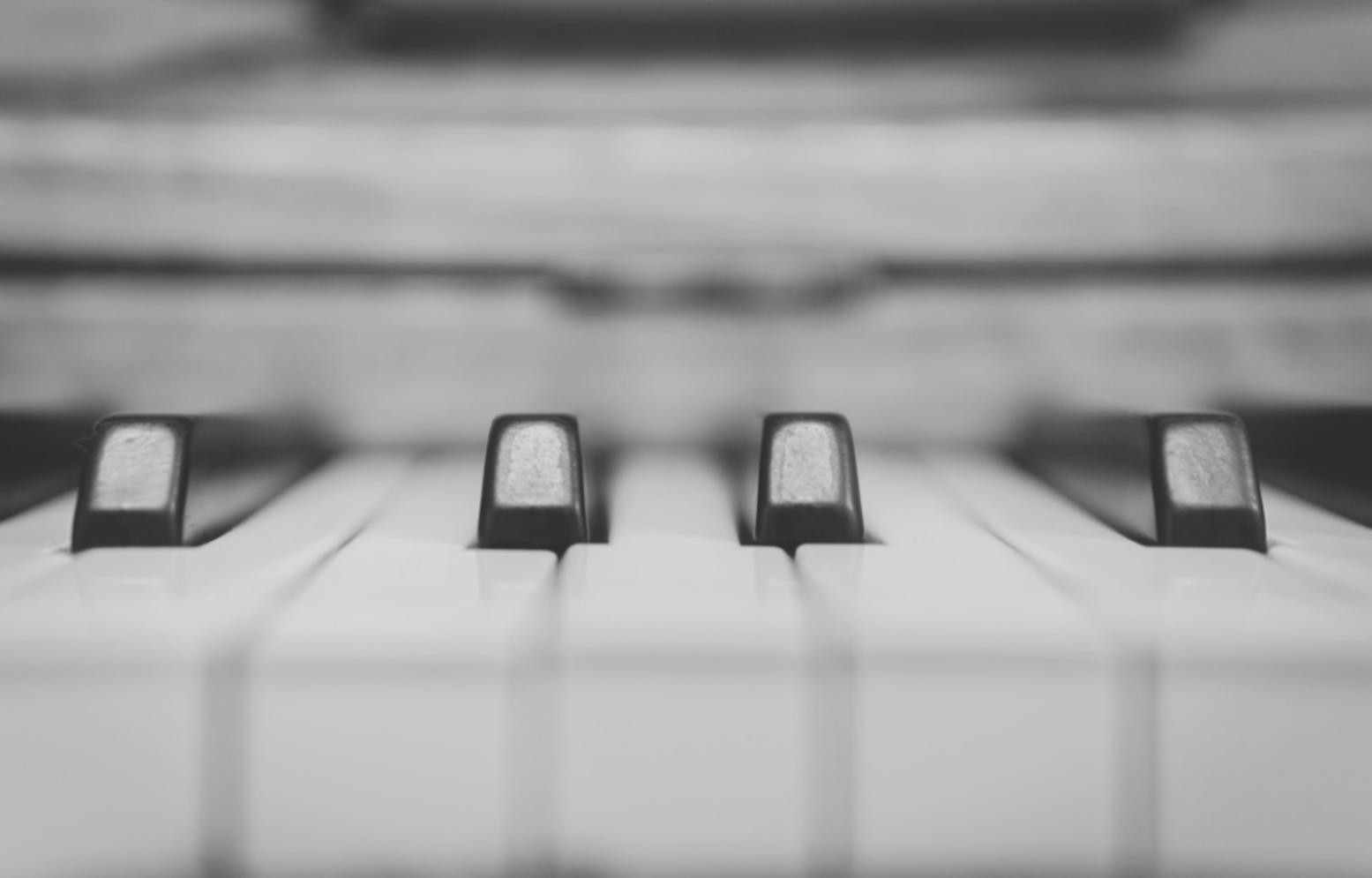 Musicien concentré pendant une session d'improvisation